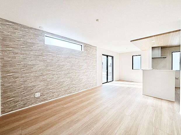 アクセントクロスがお洒落なリビング。家族でのんびりくつろげる広々スペース。