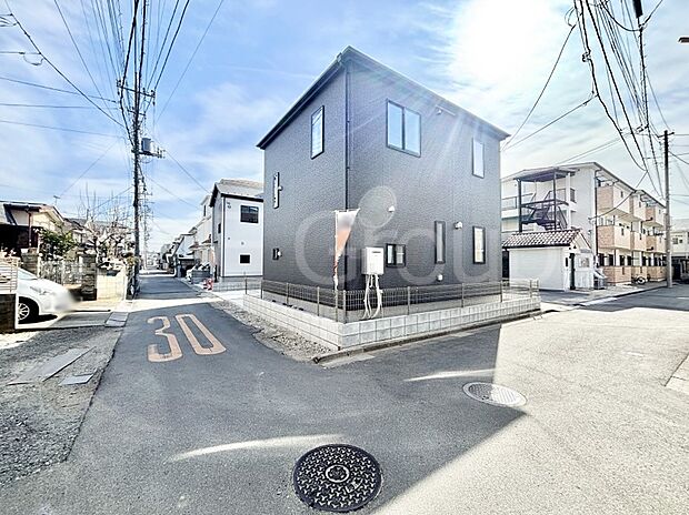 角地なので日当たりも良く、お家が堂々として見えます。