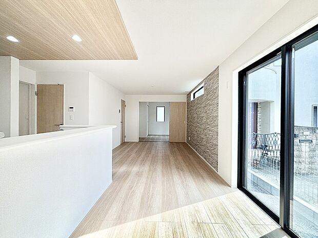 日当たりの良いリビング。お気に入りのグリーンを飾れば更に心地よさがアップ!