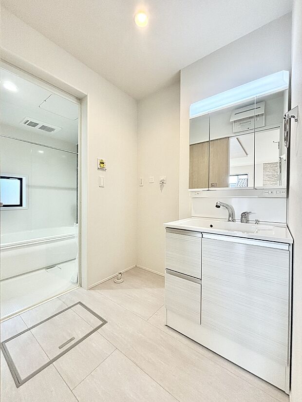 清潔感のある快適空間です。毎日の身支度も気持ち良くお使い頂けます。