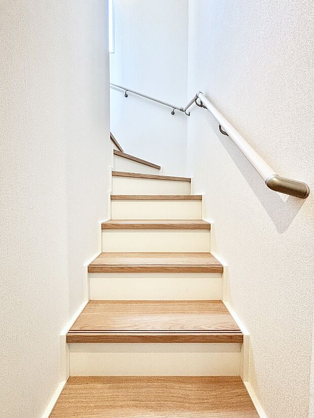 安全性を考慮し階段には手すりを設置しています