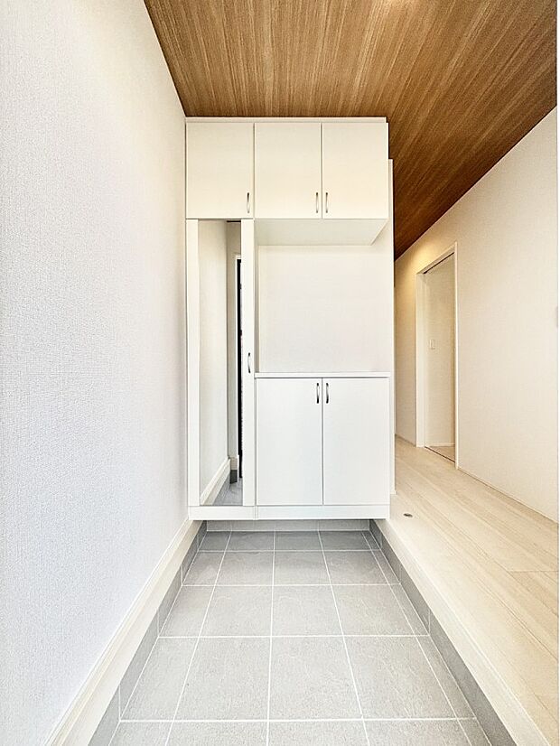 ミラー付きシューズボックスはお出かけ前の身だしなみチェックに便利