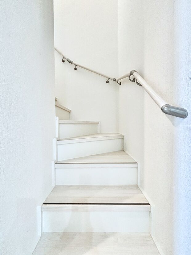 階段は手すり付きなので小さなお子さまやご高齢の方も安心です