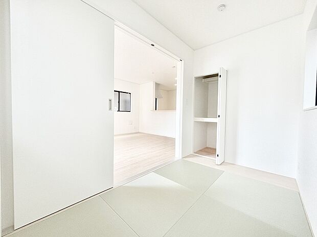 リビングと隣り合っている和室。ほっと一息できる和の空間も忘れずに。