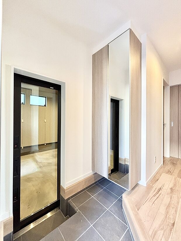 ミラー付きシューズボックスはお出かけ前の身だしなみチェックに便利