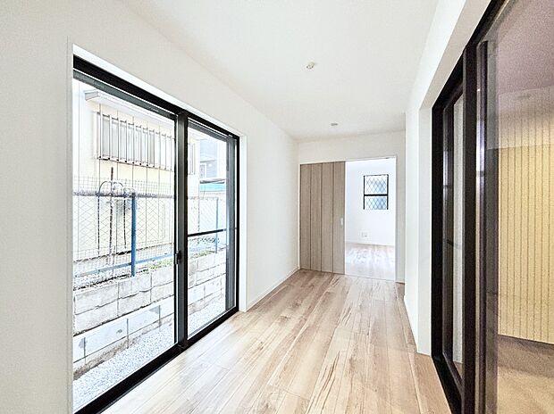 1階6帖の洋室。引き戸の開閉でフレキシブルに利用できます。ガレージへ出入り可能。