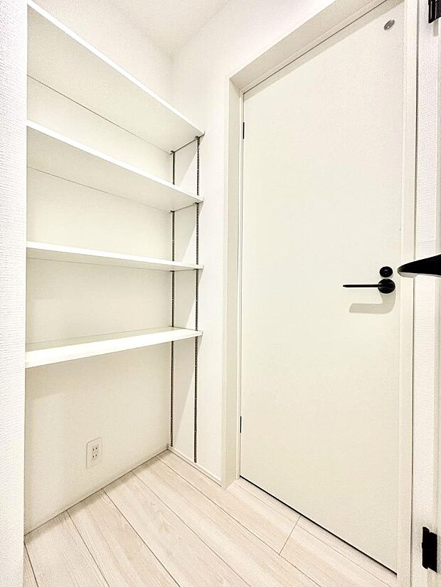 廊下収納。掃除道具や季節の小物を収納することができます。