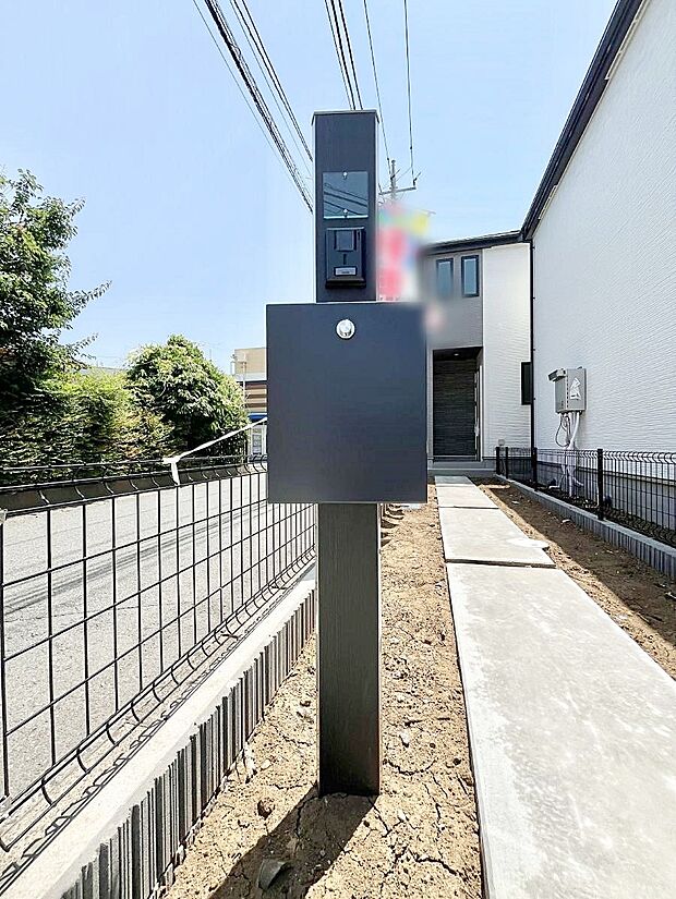 表札・インターホン・ポストをひとつに集約。エントランスになじむシンプルデザイン。