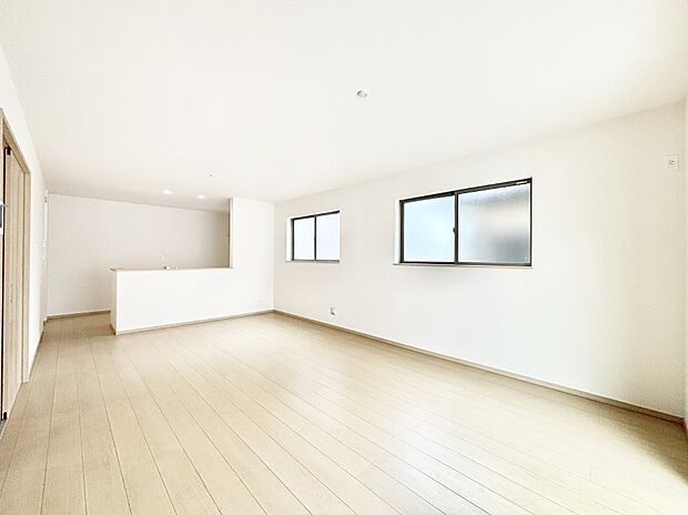 ナチュラルテイストの優しく柔らかい色使いのフローリングが素敵なリビングですね。