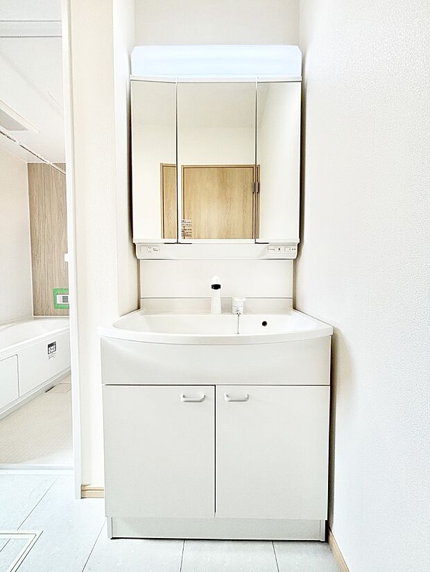 スタイリングに便利な三面鏡、ミラーキャビネットで細かい物スッキリ