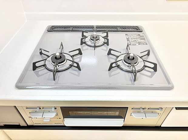 ガスコンロはＳｉセンサー搭載。火力調節や焦げ付き・消し忘れも防いでくれます。