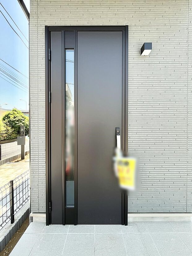 大切な家族、来客を出迎える玄関。玄関前は屋根付きで雨が降っていても濡れにくいです。