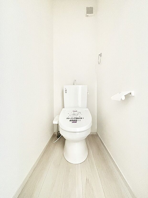 明るく清潔感のあるトイレです。