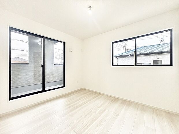 バルコニーが開放感をプラスしてくれる洋室