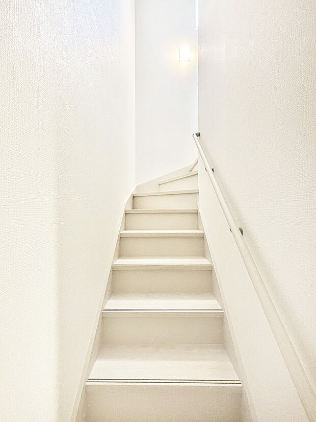 安全性を考慮し階段には手すりを設置しています