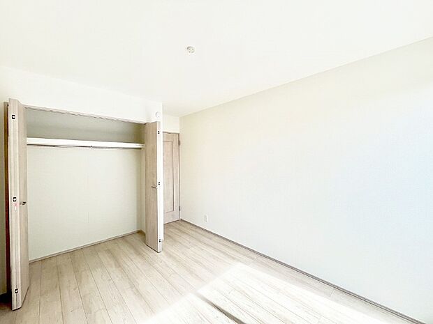 使いやすい形でベットや家具の置き方にも困ることもありません。