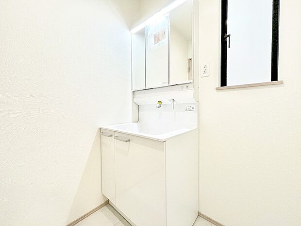 明るい洗面所は毎朝の身支度も楽しくできちゃいそうです。