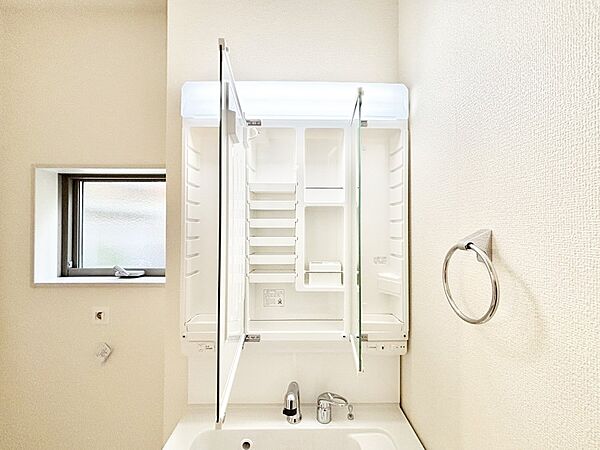 三面鏡の裏に、化粧品や衛生用品などを収納可能。洗面台をすっきりと保ちます！