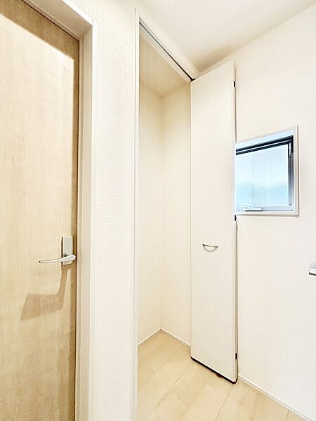 掃除用具や生活雑貨の保管に便利な廊下収納