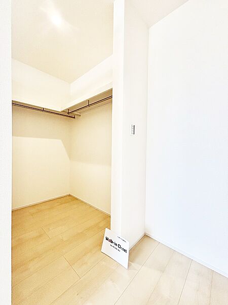 ウォークインクローゼットの活用で生活空間スッキリ