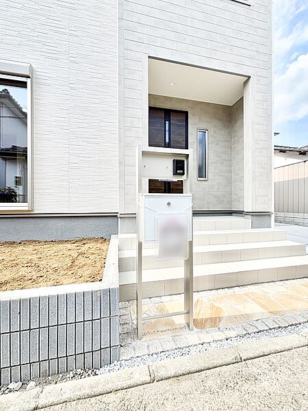 シンプルなデザインのポスト