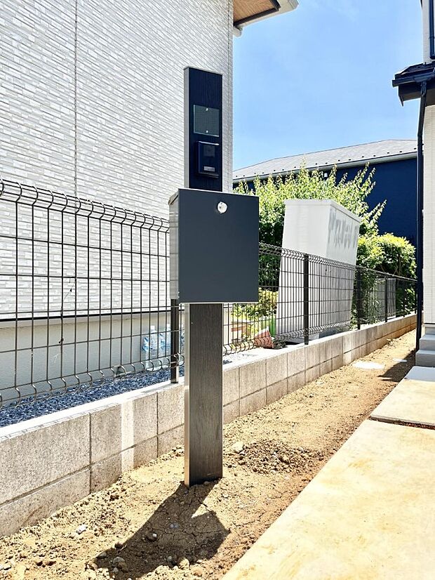 表札・インターホン・ポストをひとつに集約。エントランスになじむシンプルデザイン。