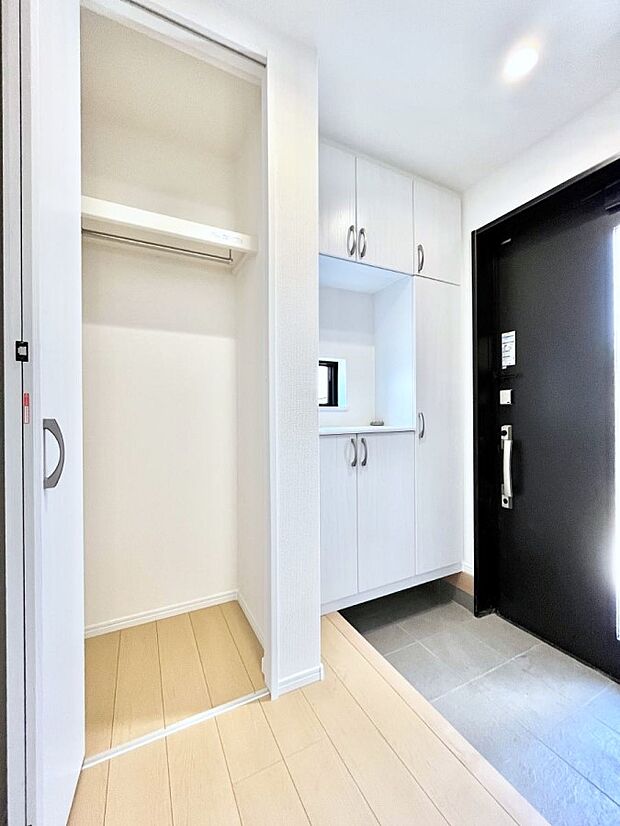 玄関ホール収納です。掃除道具やお出かけ用グッズの収納に便利です。