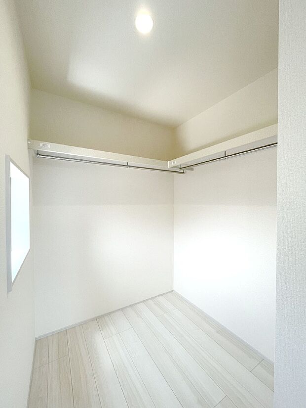 ウォークインクローゼット付きで生活空間を広く利用できます。