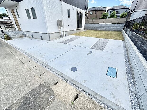 3台(車種による)駐車可!ご家族みんなの自転車も置ける広々カースペース。