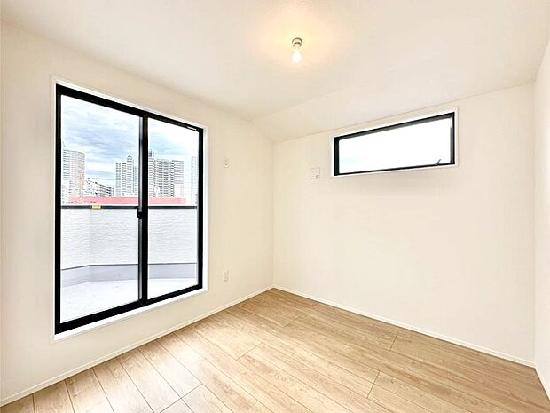 窓からのやさしい光が心地よいプライベートルーム