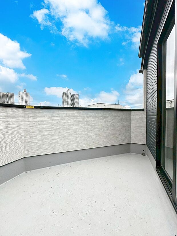 南向きのバルコニー!ご家族の洗濯物はもちろん、お布団もたっぷり干せます!