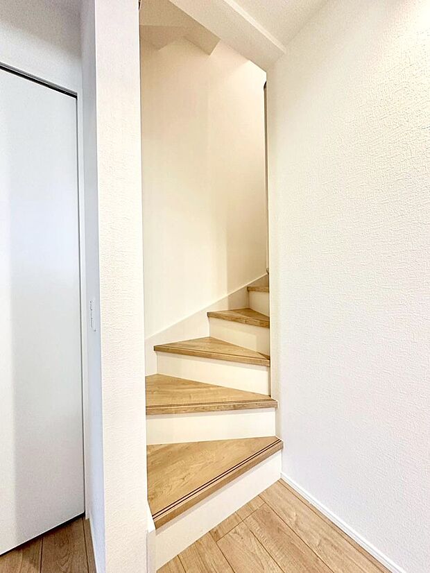 安全性を考慮し階段には手すりを設置しています