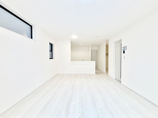 ご家族の賑やかな話し声で包まれる明るいリビング