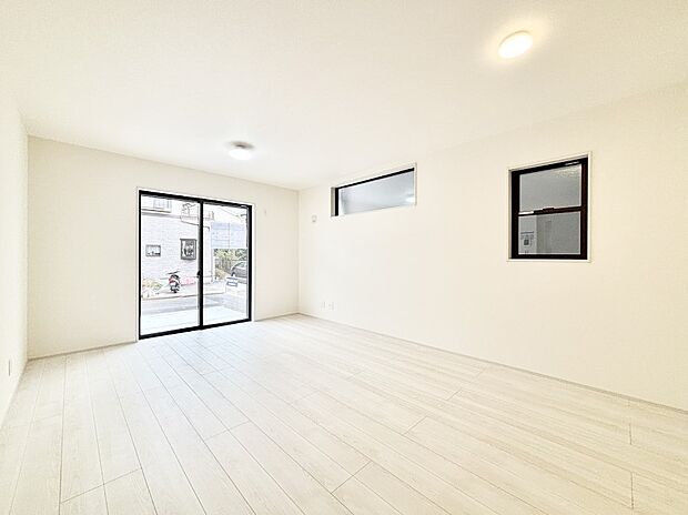 大きな窓からたっぷりの陽光と風を感じられるリビング