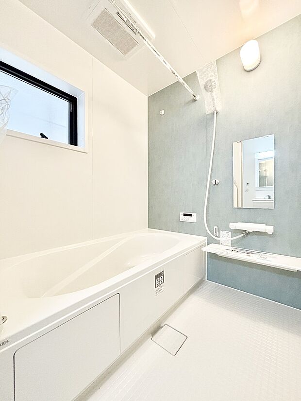 一日の疲れを癒してくれる明るい清潔感のあるバスルーム