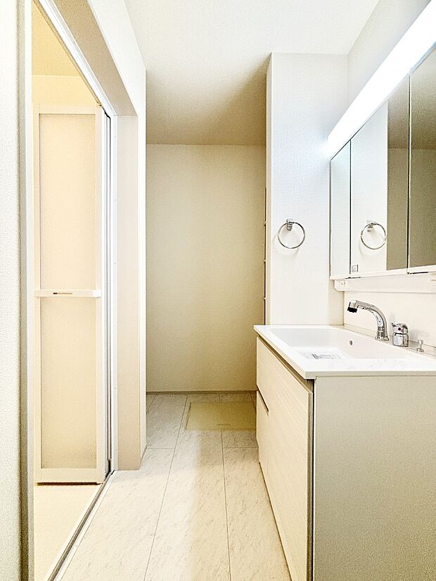 清潔感ある洗面化粧室で朝の身支度も快適