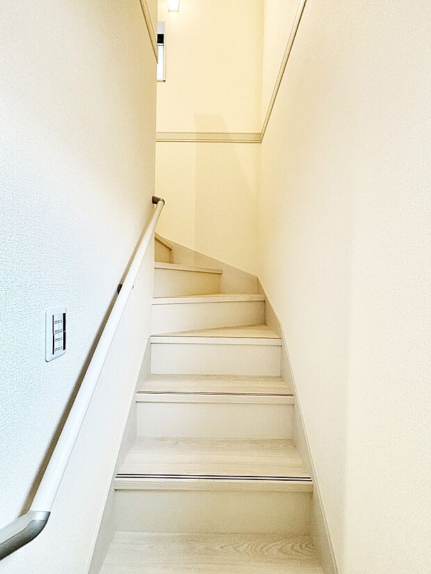 階段は手すり付きなので小さなお子さまやご高齢の方も安心です