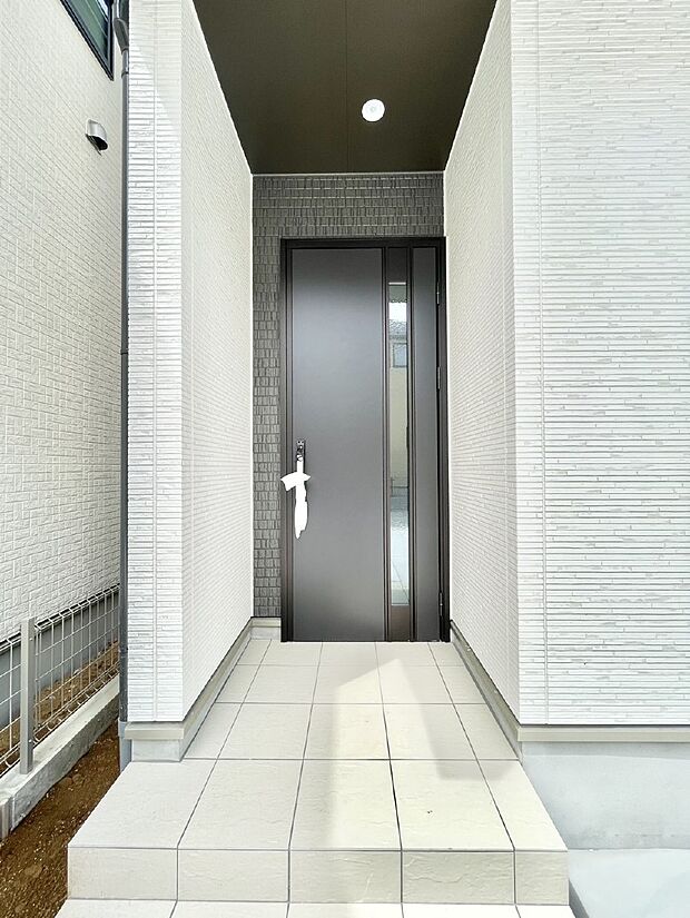 大切な家族、来客を出迎える玄関。玄関前は屋根付きで雨が降っていても濡れにくいです。 