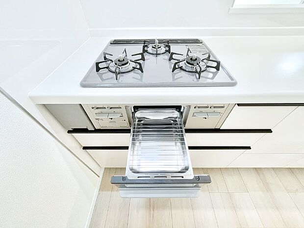 ガスコンロはSiセンサー搭載。火力調節や焦げ付き・消し忘れも防いでくれます。