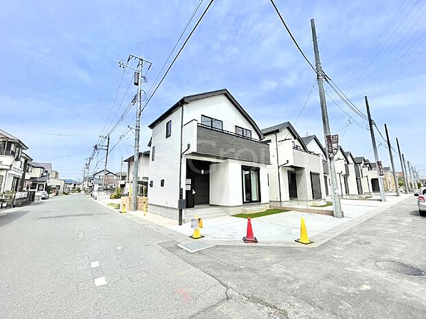 角地なので日当たりも良く、お家が堂々として見えます。