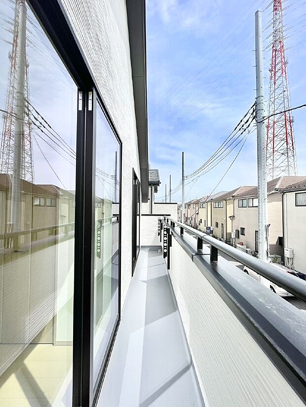 暖かな陽光が降り注ぐバルコニーはお洗濯におすすめ。爽やかな風も心地よいです。