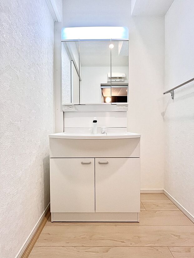 大きく見やすい三面鏡で清潔感ある洗面台は、身だしなみチェックや肌のお手入れにおすすめです。