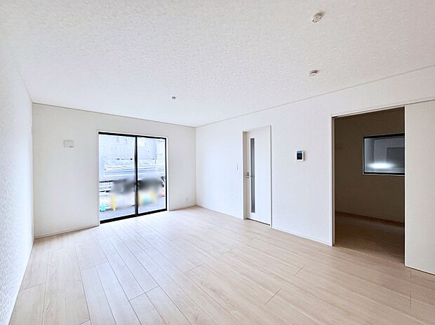 大きな窓からたっぷりの陽光と風を感じられるリビング