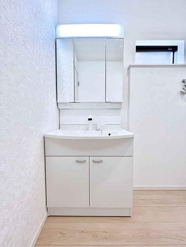 大きく見やすい三面鏡で清潔感ある洗面台は、身だしなみチェックや肌のお手入れにおすすめです。