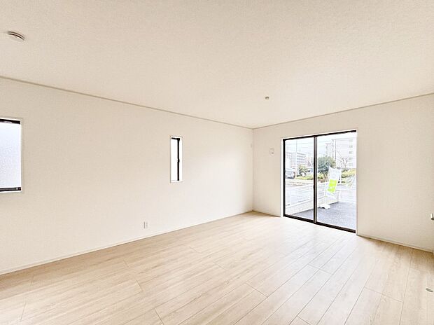 大きな窓からたっぷりの陽光と風を感じられるリビング