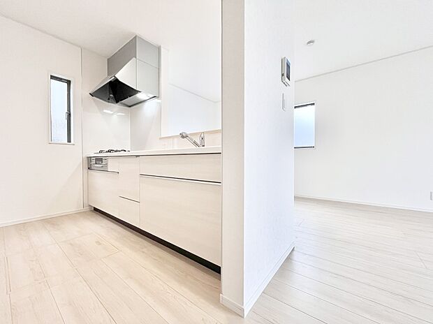 爽やかな風が通り抜けるキッチン。窓があるので明るく換気にも役立ちます。