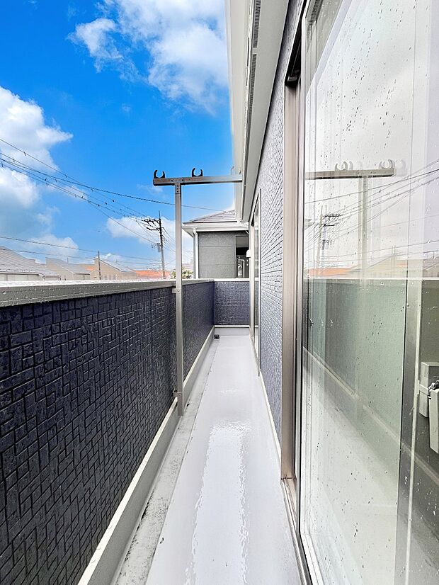 ゆったりバルコニーだから沢山お洗濯ものを干せます。