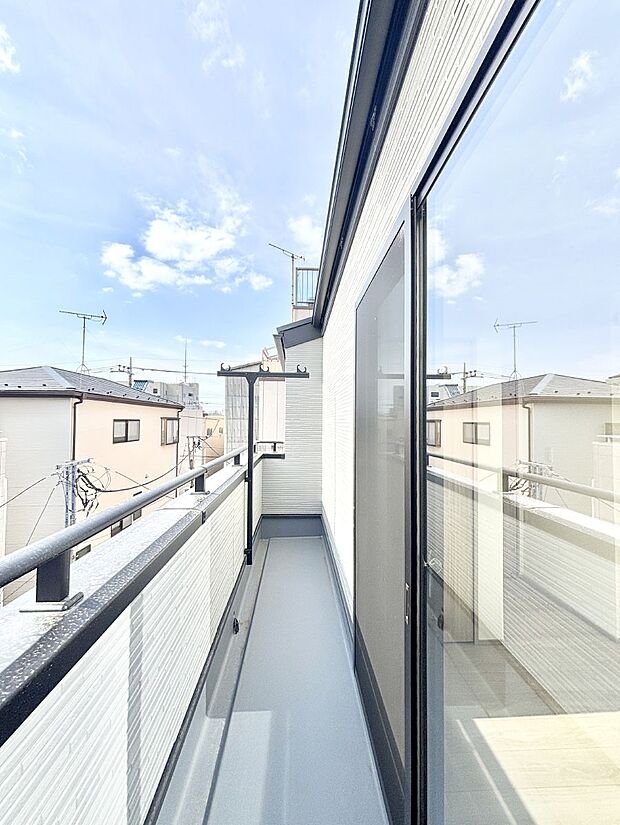 南向きのバルコニー!ご家族の洗濯物はもちろん、お布団もたっぷり干せます!