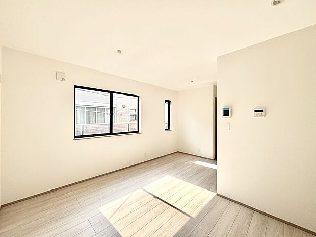 明るい陽光が注ぎ、寛ぎの雰囲気に満たされるダイニング。