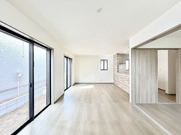 家族団らんの時間も増えそうなくつろぎのリビングダイニング。